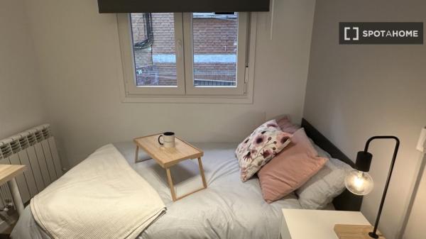 Habitación en piso compartido de 4 habitaciones en alquiler en Aluche, Madrid