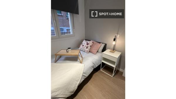 Habitación en piso compartido de 4 habitaciones en alquiler en Aluche, Madrid