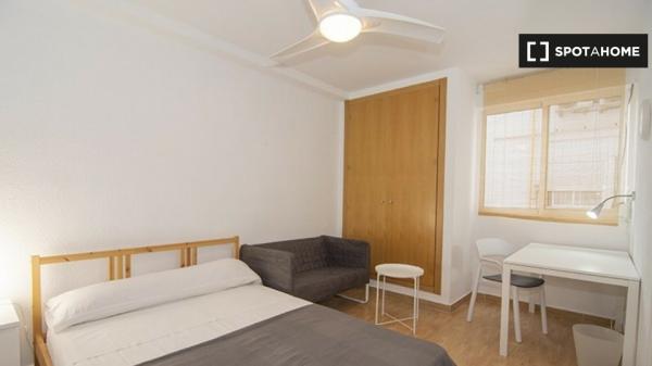 Amplia habitación en el apartamento de 3 dormitorios El Pla del Real, Valencia