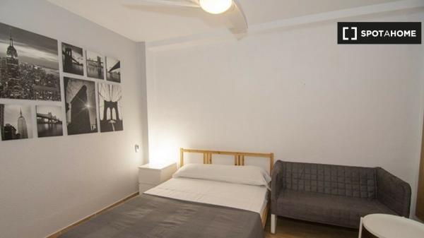 Amplia habitación en el apartamento de 3 dormitorios El Pla del Real, Valencia