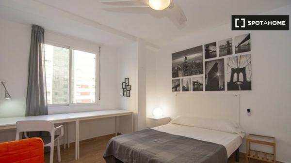 Amplia habitación en el apartamento de 3 dormitorios El Pla del Real, Valencia