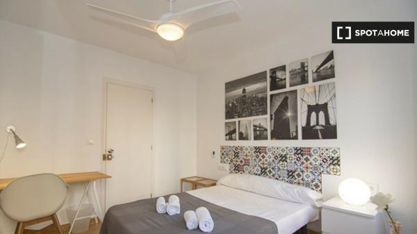 Amplia habitación en el apartamento de 3 dormitorios El Pla del Real, Valencia
