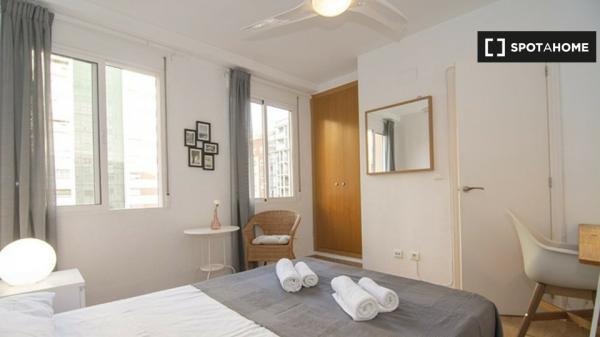 Amplia habitación en el apartamento de 3 dormitorios El Pla del Real, Valencia