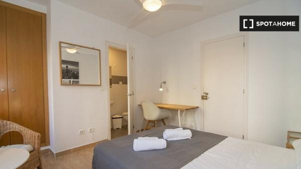 Amplia habitación en el apartamento de 3 dormitorios El Pla del Real, Valencia