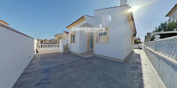 Casa independiente en calle Países Bajos