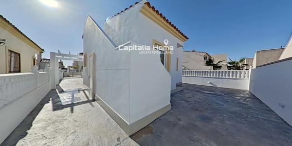 Casa independiente en calle Países Bajos