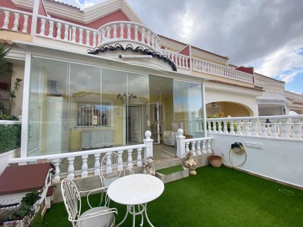 Chalet pareado en calle Marie Curie