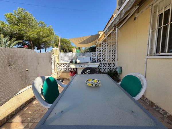 Chalet adosado en Charmigt radhus i två plan med terrasser och balkong s/n