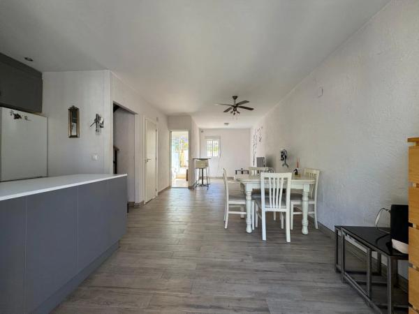 Chalet adosado en Charmigt radhus i två plan med terrasser och balkong s/n