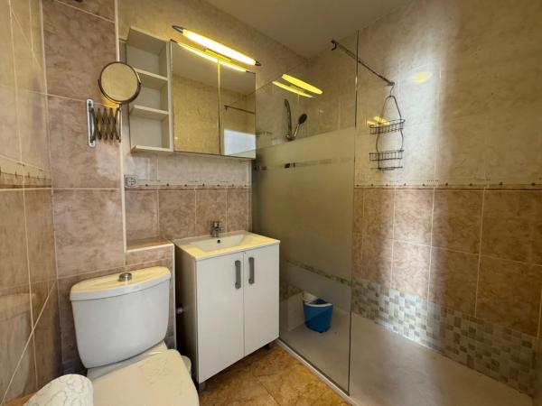 Chalet adosado en Charmigt radhus i två plan med terrasser och balkong s/n