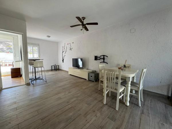 Chalet adosado en Charmigt radhus i två plan med terrasser och balkong s/n