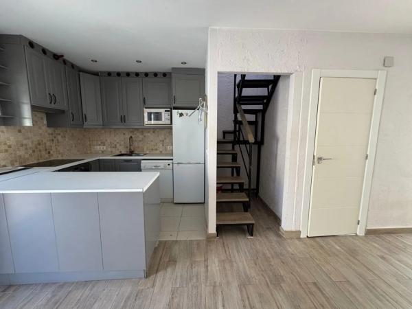 Chalet adosado en Charmigt radhus i två plan med terrasser och balkong s/n