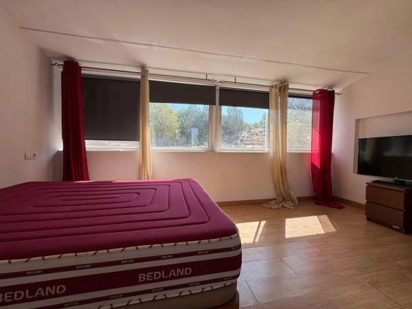 Chalet adosado en Charmigt radhus i två plan med terrasser och balkong s/n