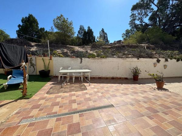 Chalet adosado en Charmigt radhus i två plan med terrasser och balkong s/n