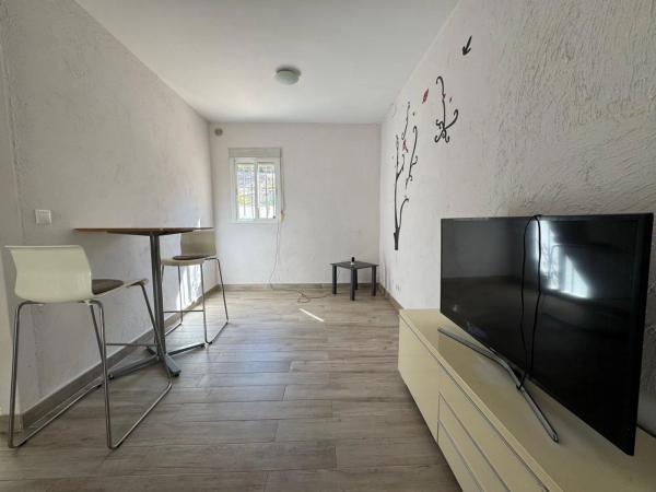 Chalet adosado en Charmigt radhus i två plan med terrasser och balkong s/n