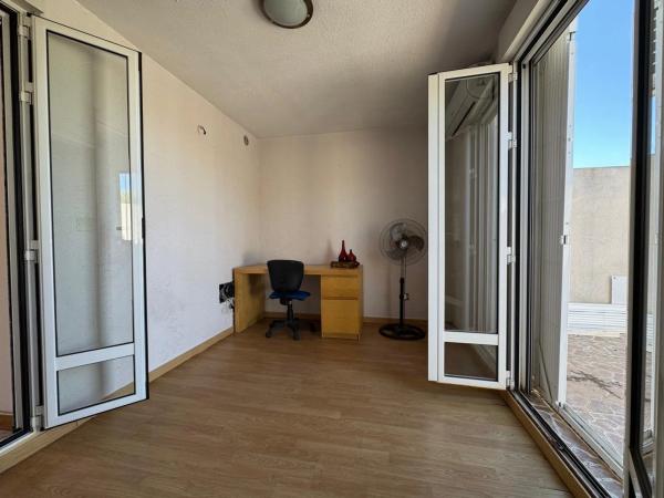 Chalet adosado en Charmigt radhus i två plan med terrasser och balkong s/n