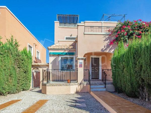 Chalet adosado en calle Amapola, 6