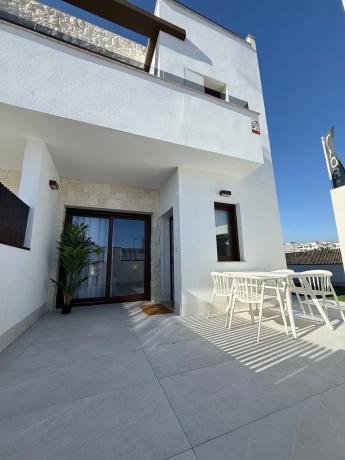 Chalet pareado en calle Granado