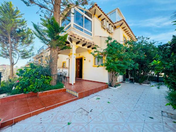 Chalet pareado en calle Cuarzo