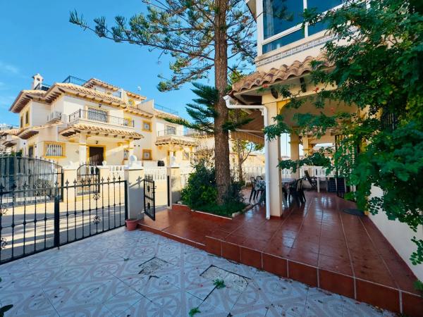 Chalet pareado en calle Cuarzo