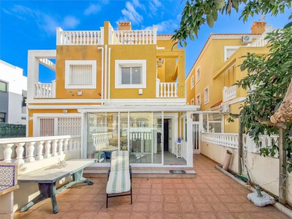 Chalet adosado en calle Lapislázuli