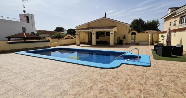 Casa independiente en calle Magnolio