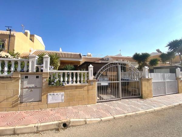 Chalet pareado en calle Covadonga, 2