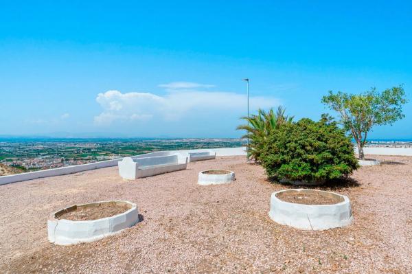 Estudio en calle Thader, 1