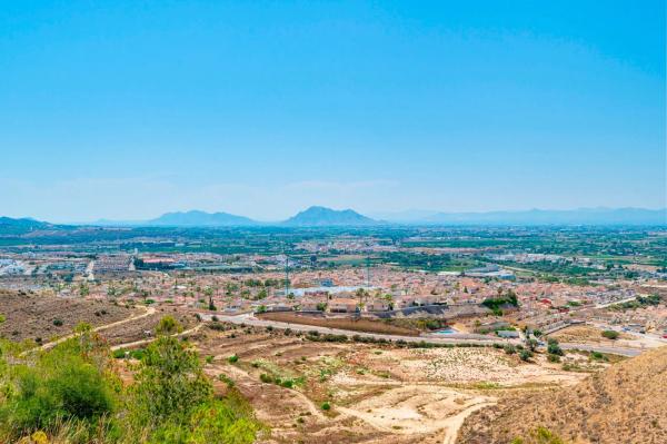 Estudio en calle Thader, 1