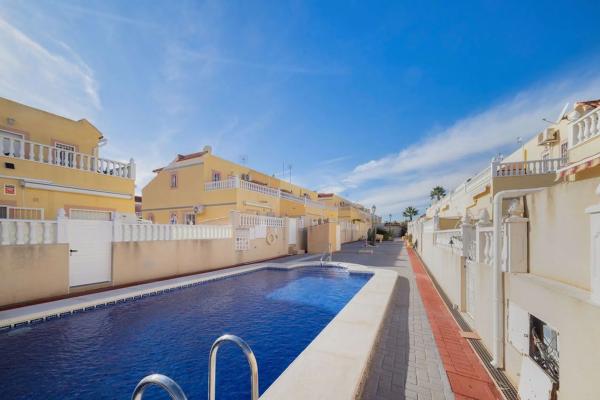 Chalet pareado en calle el Grove