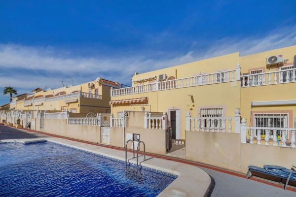 Chalet pareado en calle el Grove