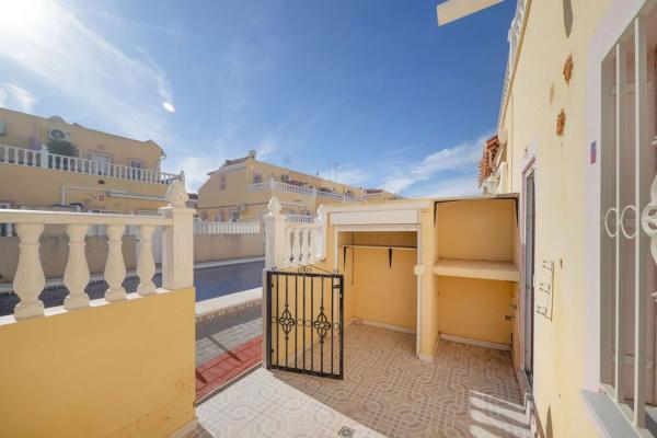 Chalet pareado en calle el Grove