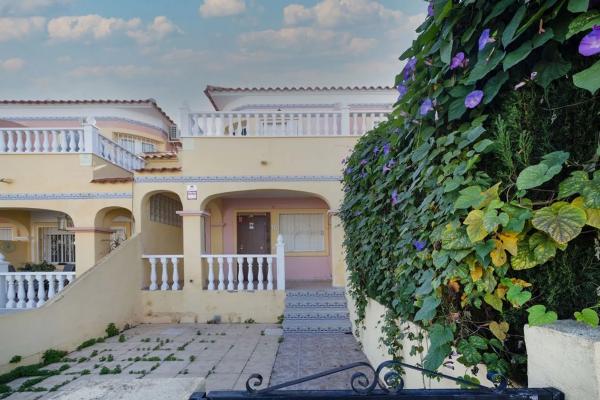 Chalet pareado en calle el Grove