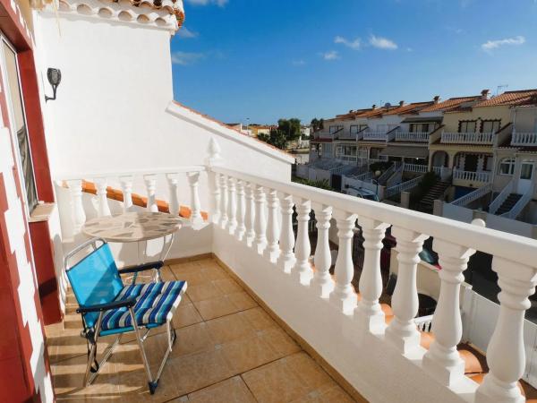 Chalet adosado en avenida de las Urracas, 15