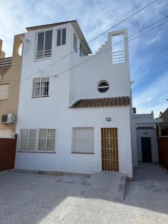 Chalet adosado en calle Águila