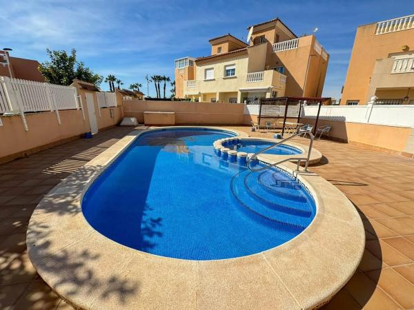 Chalet adosado en calle de las Gardenias, 1