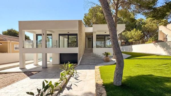 Casa independiente en calle Varsovia Bal