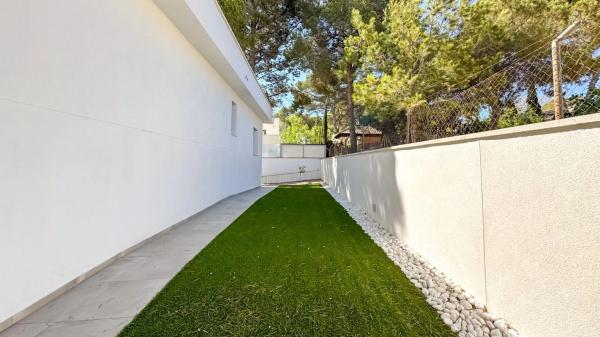 Casa independiente en calle Varsovia Bal