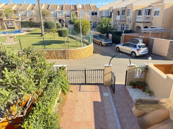 Chalet adosado en avenida de la Mancha