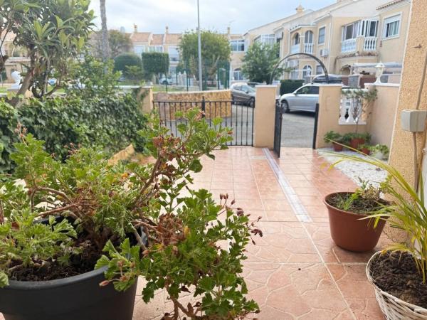 Chalet adosado en avenida de la Mancha