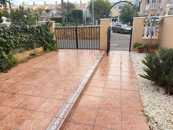 Chalet adosado en avenida de la Mancha