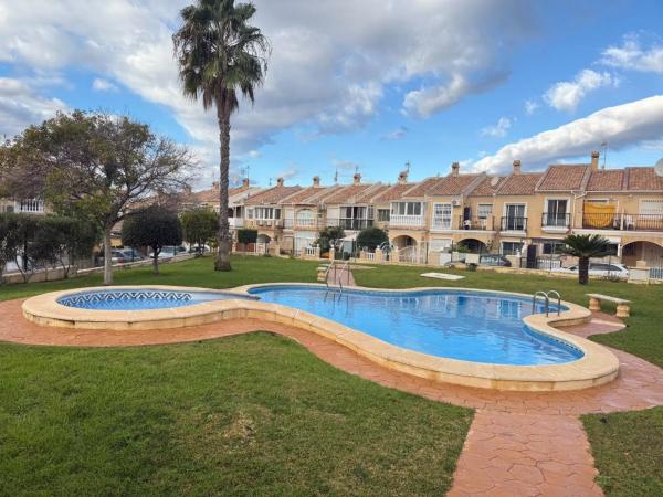 Chalet adosado en avenida de la Mancha