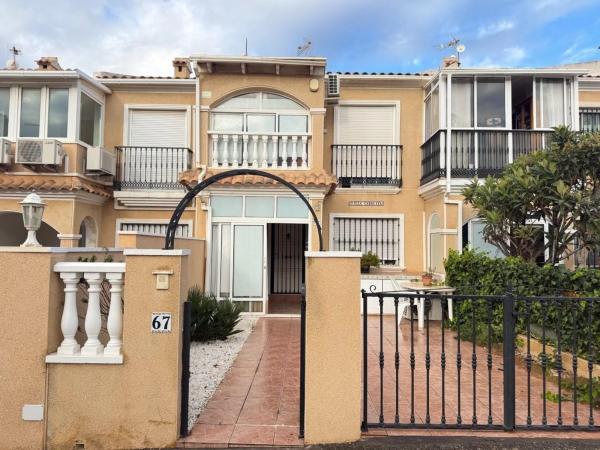 Chalet adosado en avenida de la Mancha