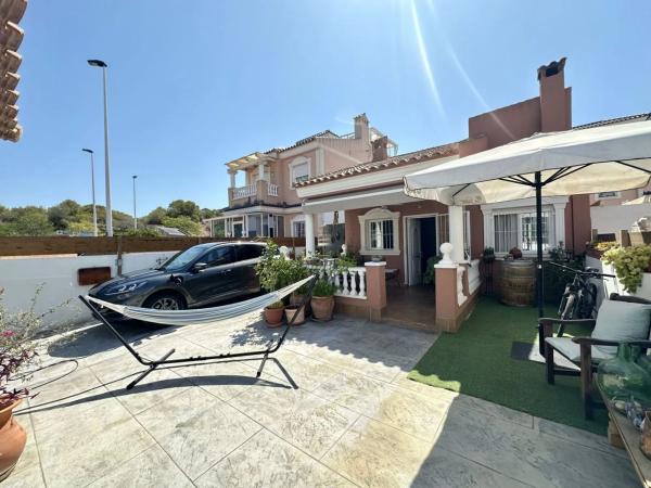 Chalet adosado en avenida de Finlandia, 2