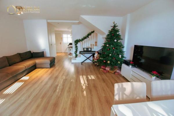 Chalet adosado en calle Trident