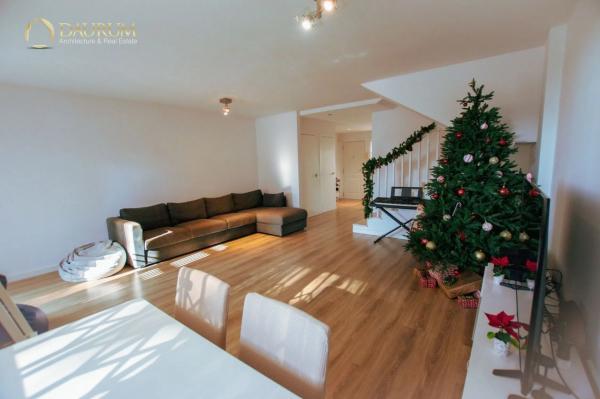 Chalet adosado en calle Trident