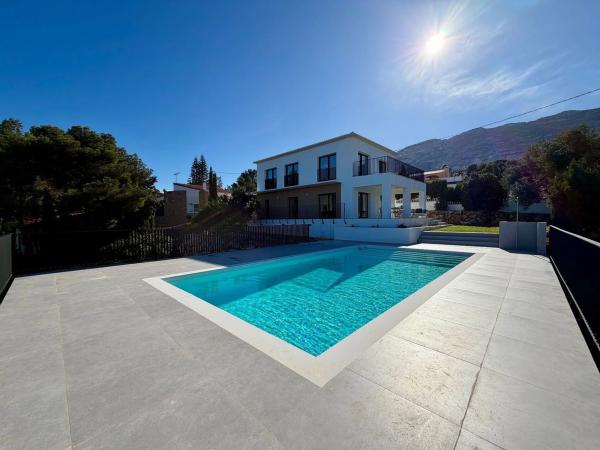 Casa independiente en calle Orquidia