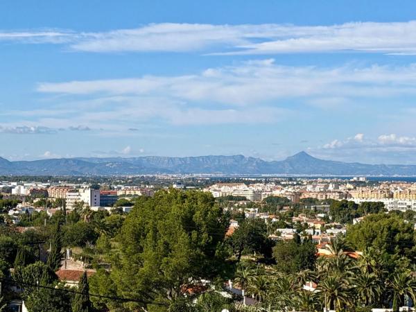 Casa independiente en calle Orquidia