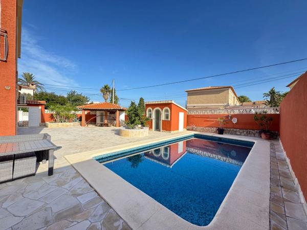 Casa independiente en calle Mimas