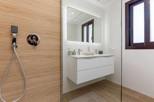 Casa independiente en plaza Alfarella. Sector 13